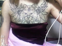 女生欧美花胸线条纹身刺青 传统纹身 新传统纹身 新疆乌鲁木齐纹身刺青店  新疆首府最好的纹身店
